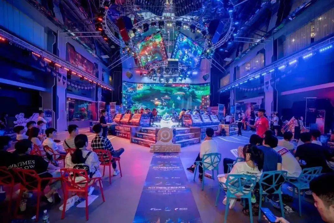 [流言板]整活！东北足球赛李晓旭“踹飞”郭艾伦，后者掏出黄牌警告李晓旭